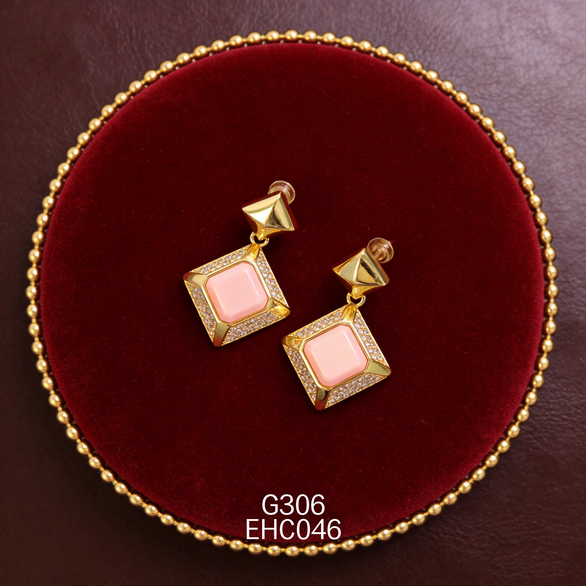 电镀黄金 10 x 10mm 锆石方形女皇贝耳环