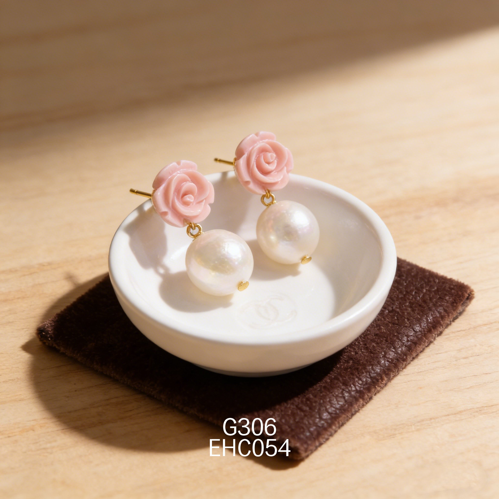 电镀黄金珍珠女皇贝玫瑰花耳环