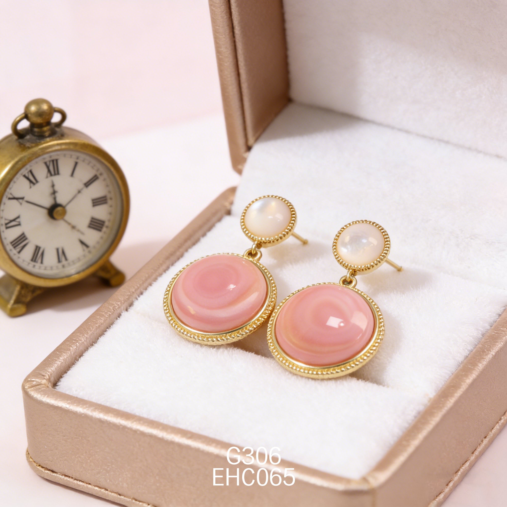 电镀黄金白贝女皇贝耳环