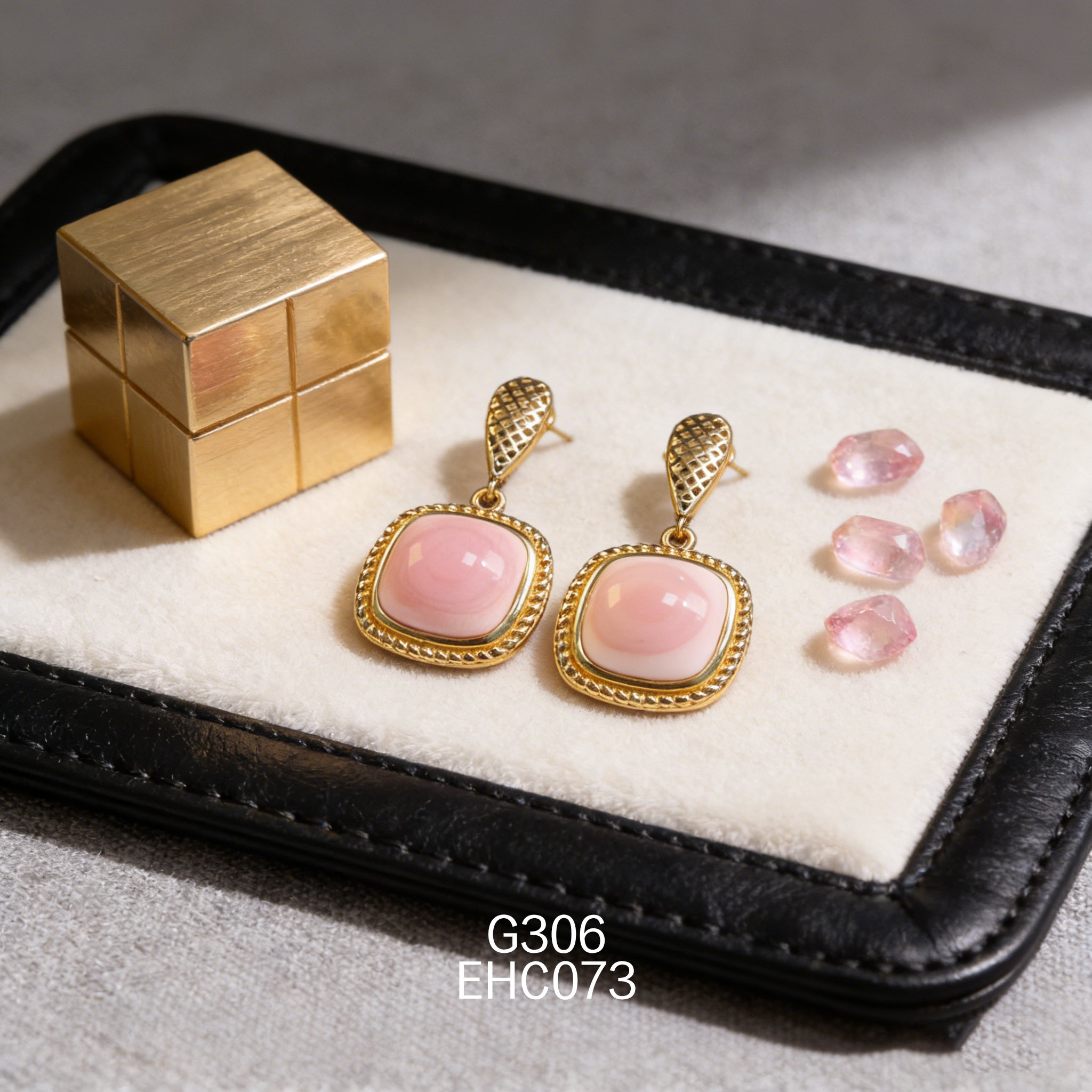 電鍍黃金方形女皇貝耳環