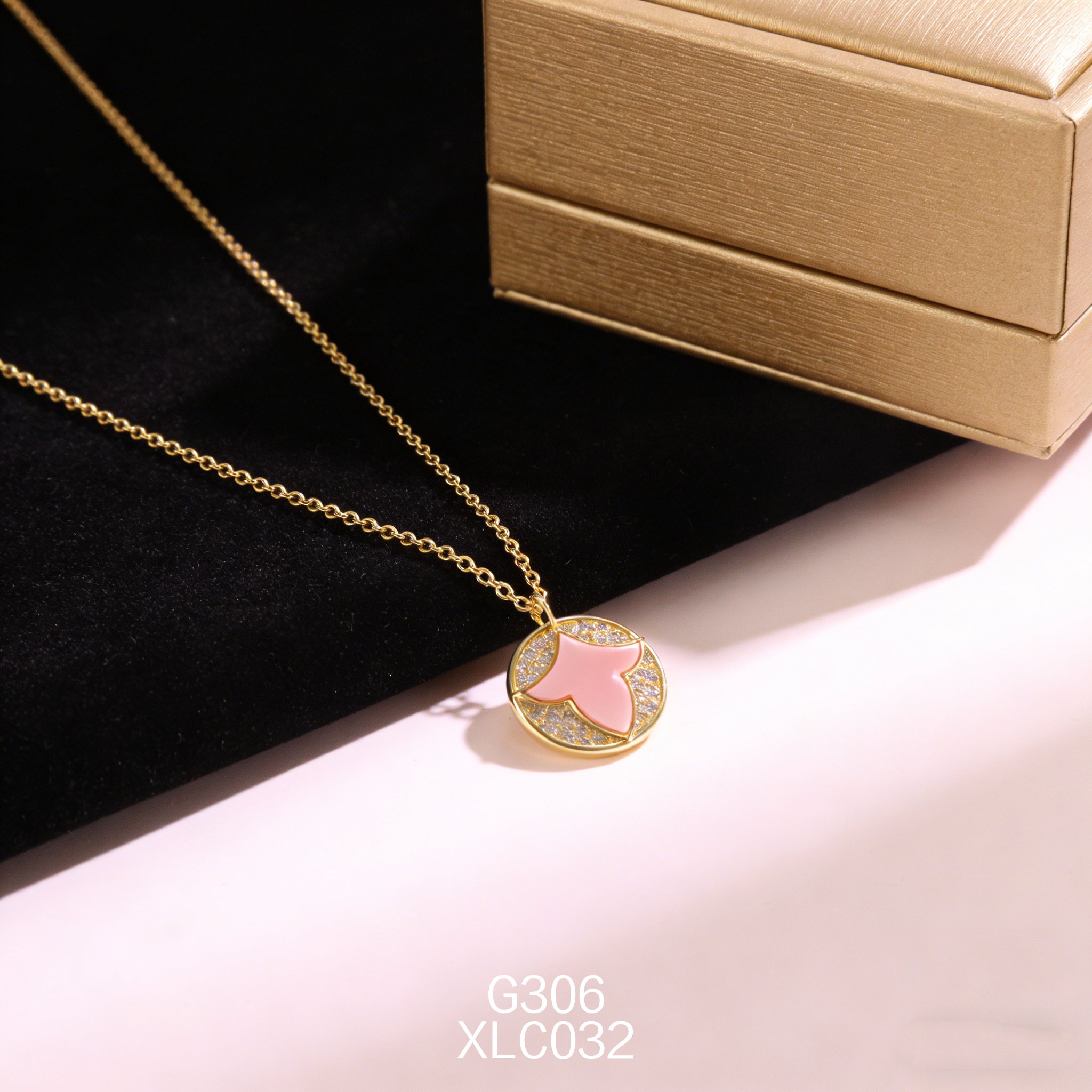 电镀黄金锆石三瓣女皇贝项链