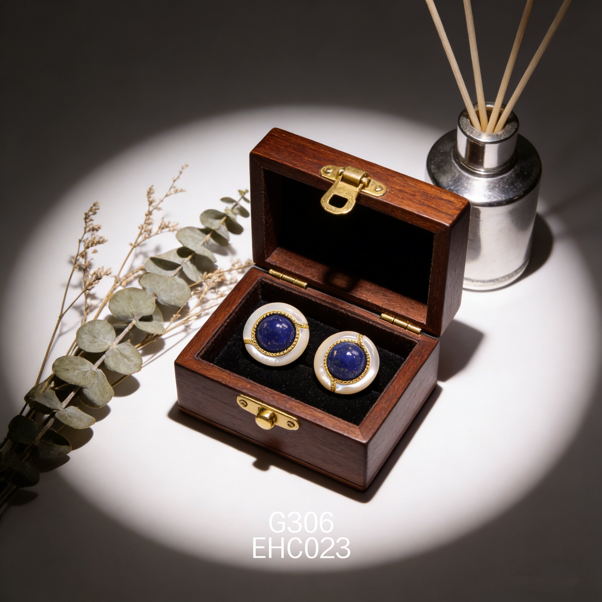 电镀黄金 10mm 青金石 + 白贝耳环