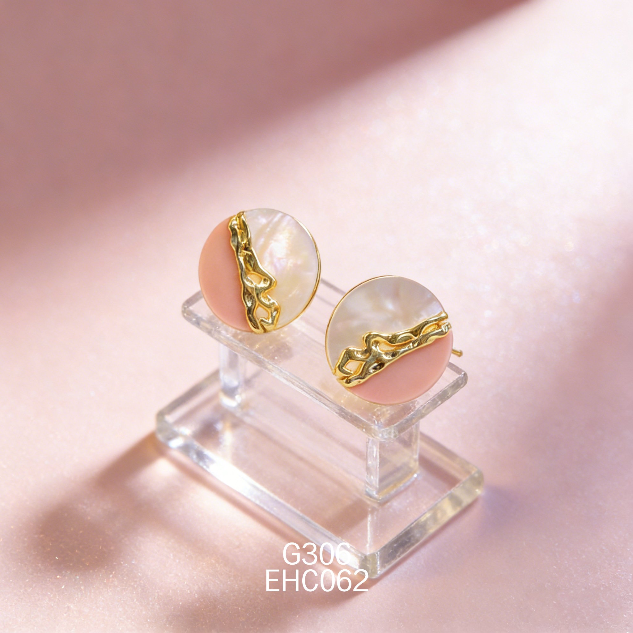 电镀黄金白贝女皇贝耳环