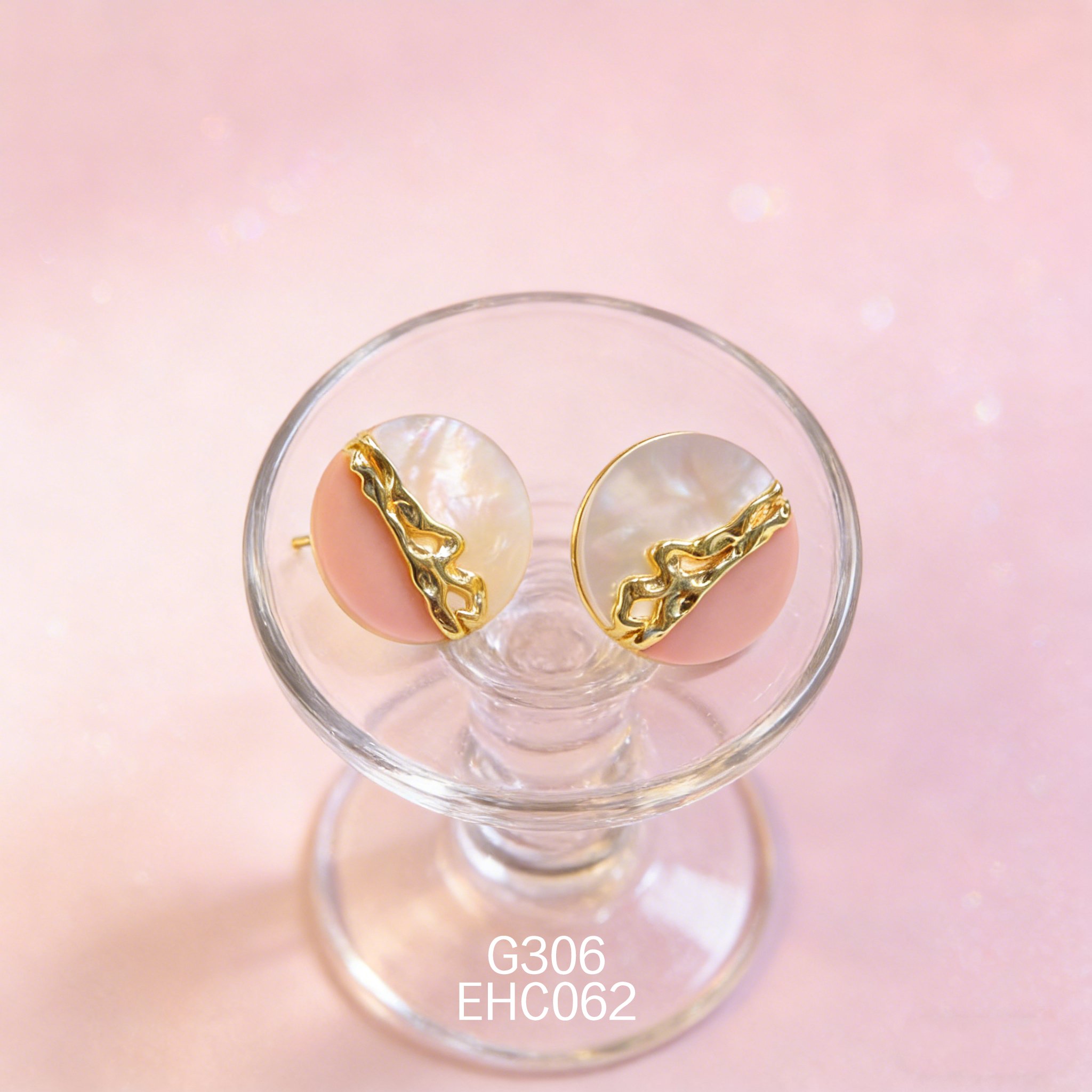 电镀黄金白贝女皇贝耳环