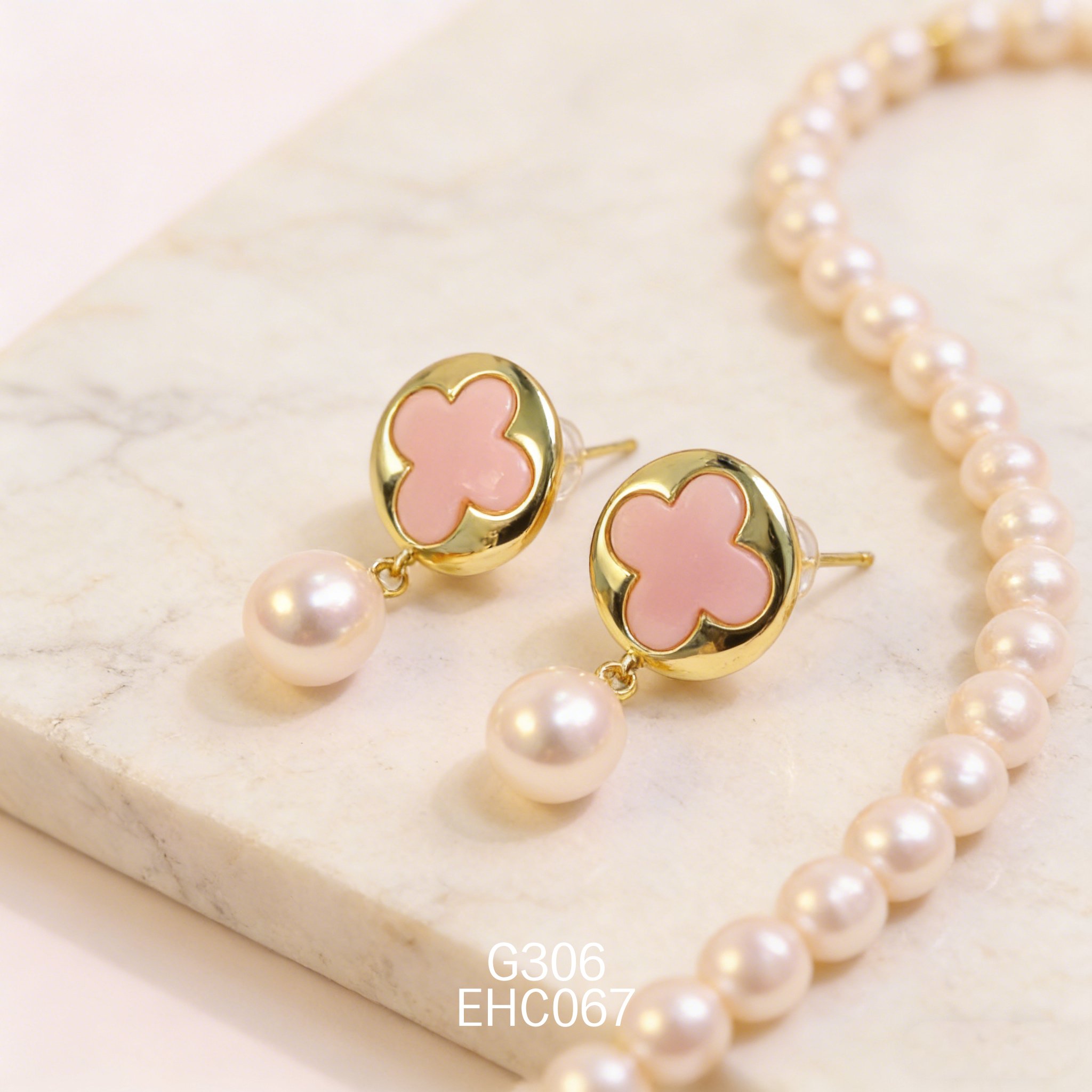 Orecchini placcati oro con Orechia di mare e Perla d'acqua dolce