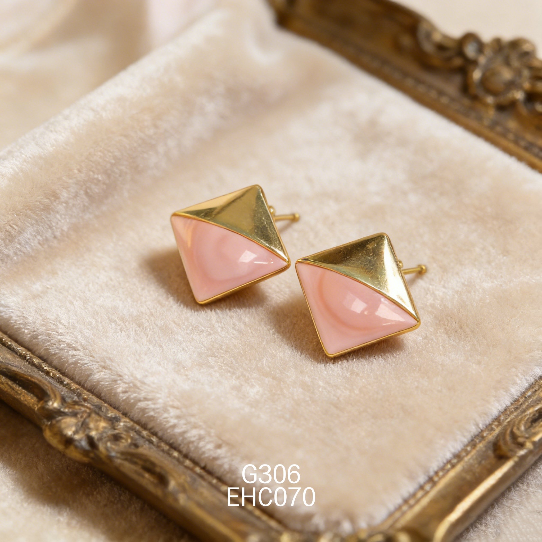 電鍍黃金女皇貝耳環